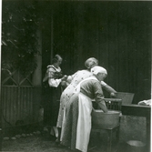 Fläckebo sn.
Tre kvinnor står och diskar vid Kyrkvallen, 1937.