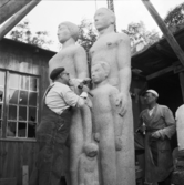 JUBILEUMSMONUMENT UNDER ARBETE
N SJÖGREN VID DEN RESTA SKULPTUREN