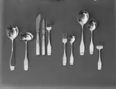 TEAKSKÅL, TRÄSAX, GLAS, PORSLIN, SILVER OCH KNIV