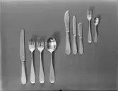 TEAKSKÅL, TRÄSAX, GLAS, PORSLIN, SILVER OCH KNIV