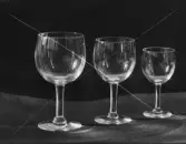 TEAKSKÅL, TRÄSAX, GLAS, PORSLIN, SILVER OCH KNIV