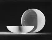 TEAKSKÅL, TRÄSAX, GLAS, PORSLIN, SILVER OCH KNIV