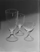 TEAKSKÅL, TRÄSAX, GLAS, PORSLIN, SILVER OCH KNIV