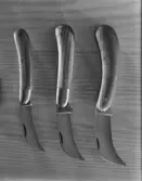 TEAKSKÅL, TRÄSAX, GLAS, PORSLIN, SILVER OCH KNIV