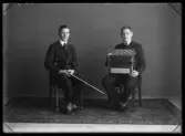 Grupporträtt, två musikanter. Kropp-Larsson, Hallstahammar.
Ur Gustaf Åhmans samling.