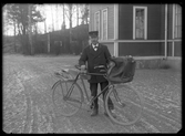 Postbud med cykel. Postbud Gustaf Andersson, Berg.
Ur Gustaf Åhmans samling.