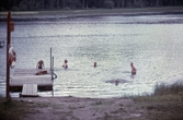 Ungdomar leker i badsjö, 1970-tal