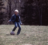 Pojke spelar fotboll, 1970-tal