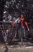 Barn klättrar i klätternät, 1970-tal