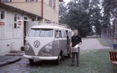 Man levererar mat till Strömsnäs i Hästhagen, 1960-tal