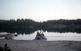 Pojkar på sten i Ånnabodasjön, 1960-tal