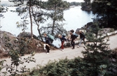 Ungdomar med ryggsäckar vandrar i Kilsbergen, 1960-tal