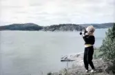 Flicka med kikare vid sommarkolonin Anevik, 1960-tal