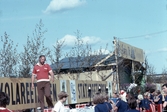 Man observerar informationsbordet vid O-Ringen orientering, 1979