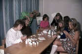 Flickor på föreningsgården i Varberga har kurs i hudvård och sminkning, 1970-tal