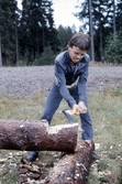 Ung man använder yxan, 1970-tal