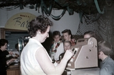 Personal och ungdomar i Rostagårdens bar, 1970-tal