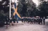 Deltagare i Röda korset hissar svenska flaggan, 1960-tal