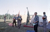 Deltagare i scoutläger med mattallrikar, 1960-tal
