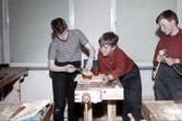 Tre pojkar vid snickarbänken på fritidsgården 1960-tal