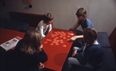 Ungdomar spelar memory på fritidsgården, 1970-tal