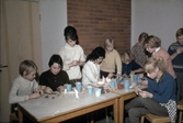 Ungdomar arbetar med lera på fritidsgården, 1960-tal