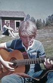 Pojke spelar gitarr, 1970-tal