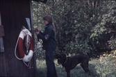 Flicka med hund på tipspromenad, 1970-tal