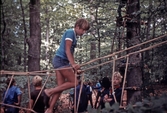 Pojke går över repbro, 1970-tal