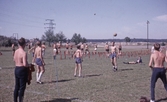Ungdomar spelar volleyboll på idrottsplan, 1970-tal