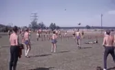 Ungdomar spelar volleyboll på idrottsplan, 1970-tal