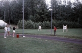 Ungdomar tränar bågskytte, 1970-tal