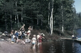 Ungdomar vid badsjö, 1970-tal