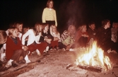 Ungdomar vid lägereld, 1970-tal