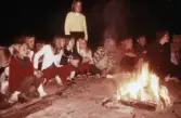 Ungdomar vid lägereld, 1970-tal