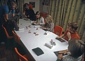 Barn som pressar blad på fritidsgården, 1970-tal