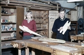 Pojkar visar sina alster på fritidsgården, 1970-tal