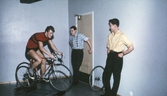 Ungdomar med träningscykel, 1960-tal