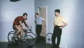 Ungdomar med träningscykel, 1960-tal