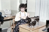 Arbete med symaskin på fritidsgården, 1970-tal