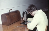 Flicka syr på symaskin på fritidsgården, 1970-tal