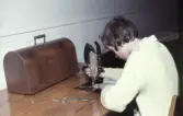 Flicka syr på symaskin på fritidsgården, 1970-tal