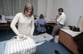 Ungdomar lär sig sy och stryka byxor på fritidsgården, 1970-tal