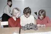 Flickor på slöjdverksamhet, 1970-tal