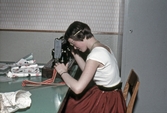 Flicka syr på symaskin på fritidsgården, 1960-tal