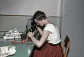 Flicka syr på symaskin på fritidsgården, 1960-tal