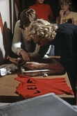 Ungdomar trycker text på egna kläder, 1970-tal