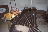 barn leker med bilbana på fritidsgården, 1970-tal