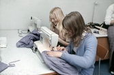 Flickor syr kläder på fritidsgården, 1970-tal
