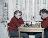 Pojkar spelar schack på fritidsgården, 1960-tal